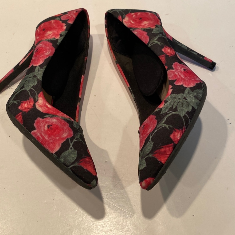 Christian Siriano Floral Pointed-Toe High Heels - Picture 3 of 9